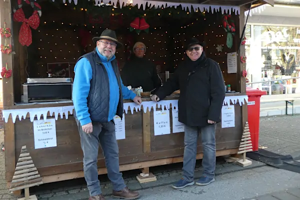 Großer Andrang beim Adventsmarkt – Unser „Gabentisch“ ist aufgebaut